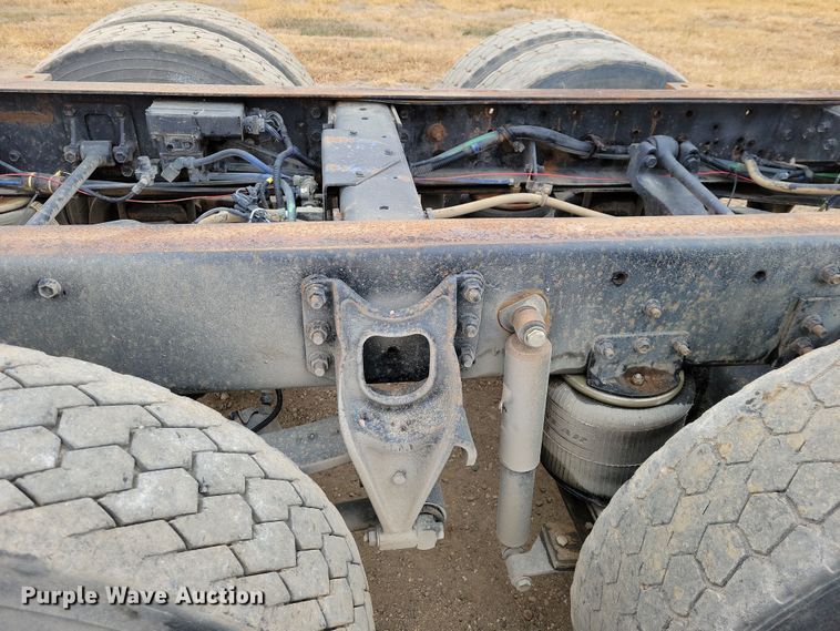 image for item OH9319 1993 International 9400 truck cab and chassis