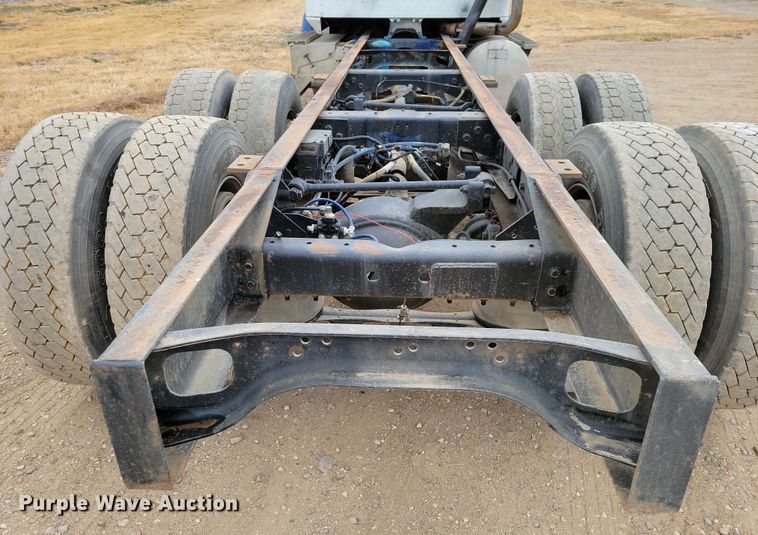 image for item OH9319 1993 International 9400 truck cab and chassis