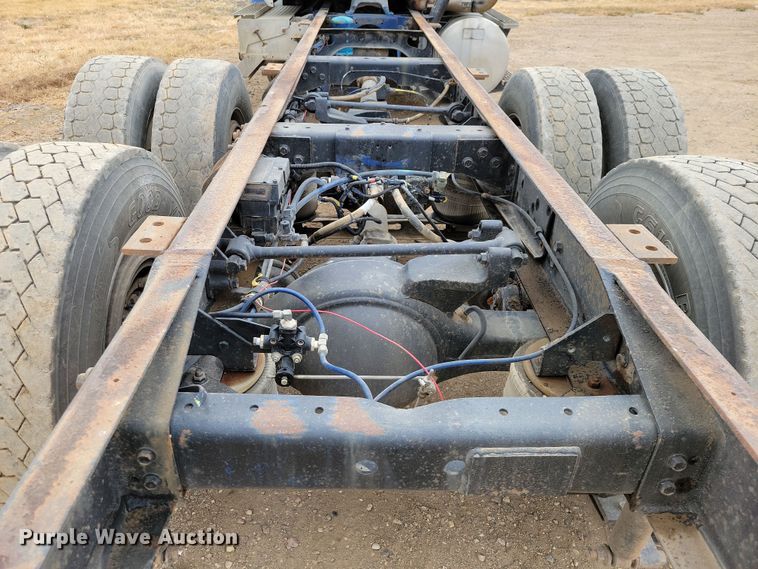 image for item OH9319 1993 International 9400 truck cab and chassis