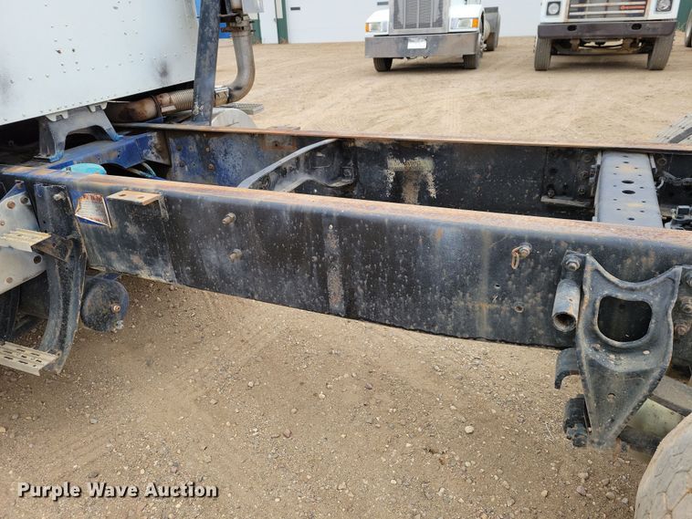 image for item OH9319 1993 International 9400 truck cab and chassis