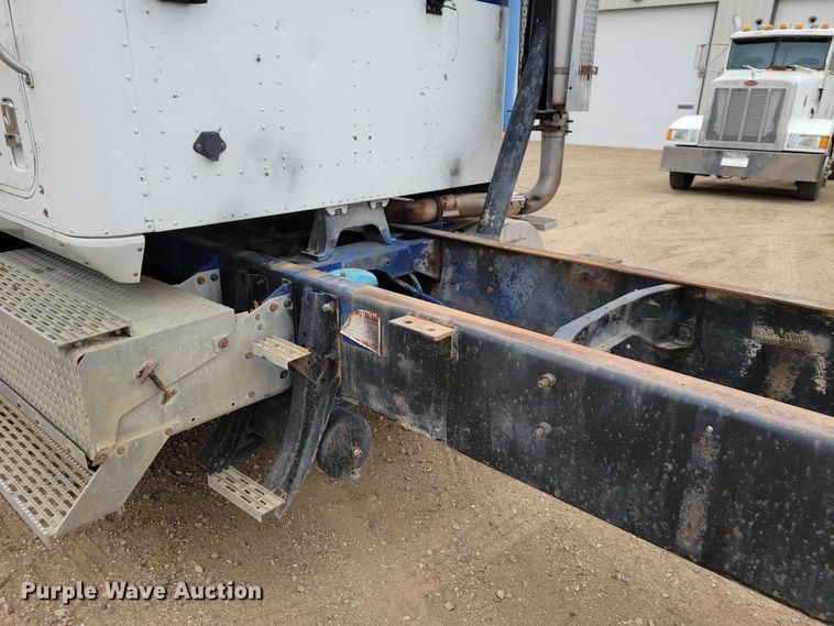 image for item OH9319 1993 International 9400 truck cab and chassis