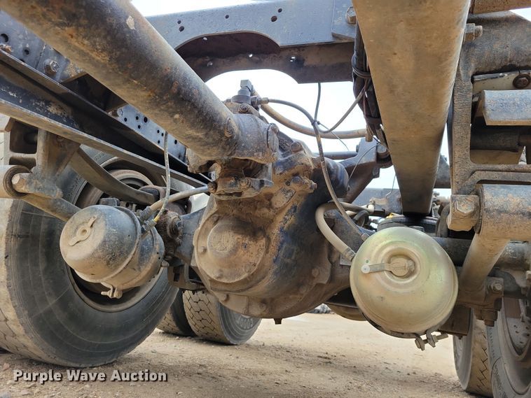 image for item OH9319 1993 International 9400 truck cab and chassis