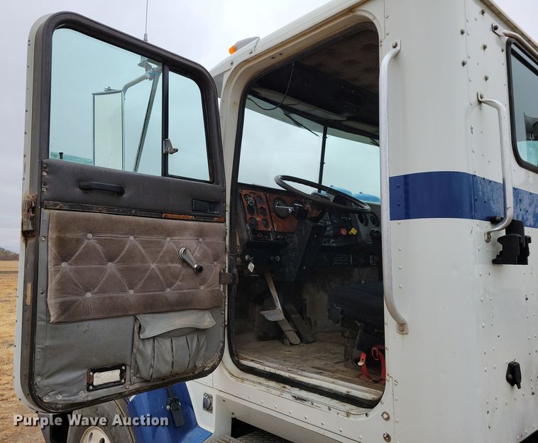 image for item OH9319 1993 International 9400 truck cab and chassis