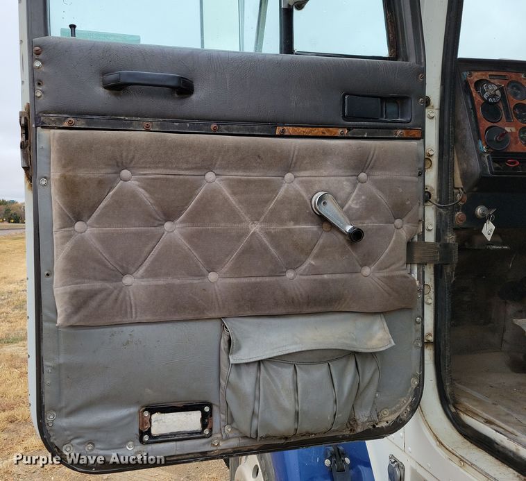 image for item OH9319 1993 International 9400 truck cab and chassis