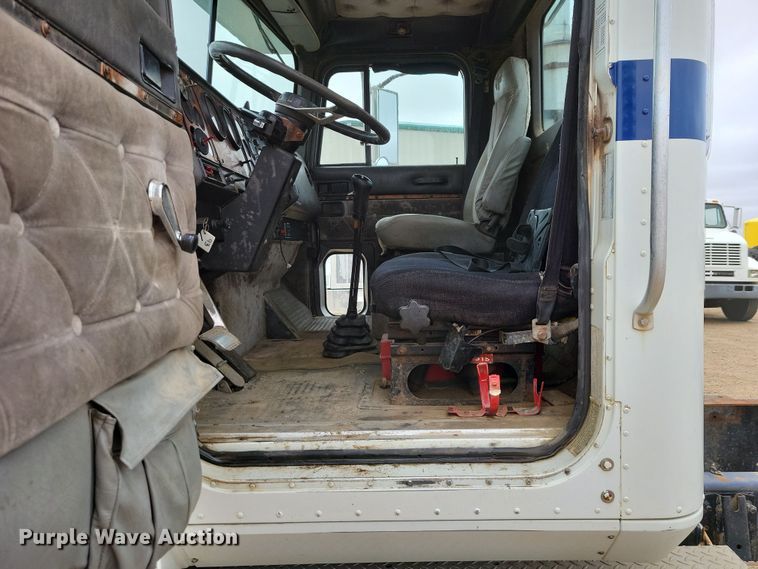 image for item OH9319 1993 International 9400 truck cab and chassis