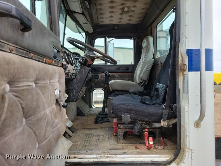 image for item OH9319 1993 International 9400 truck cab and chassis