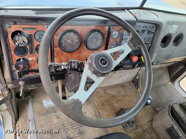 image for item OH9319 1993 International 9400 truck cab and chassis