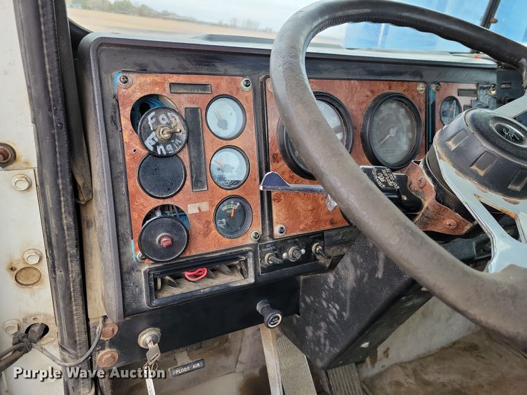 image for item OH9319 1993 International 9400 truck cab and chassis