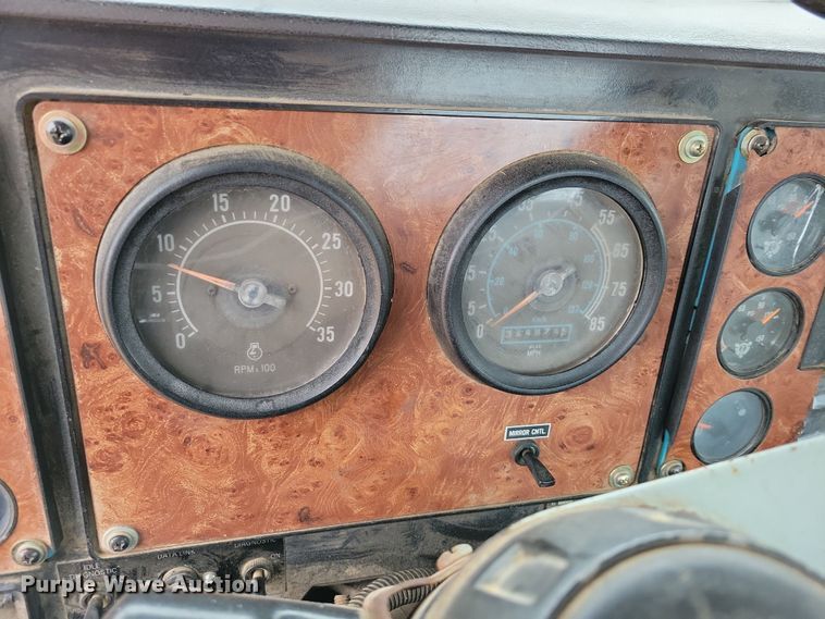 image for item OH9319 1993 International 9400 truck cab and chassis