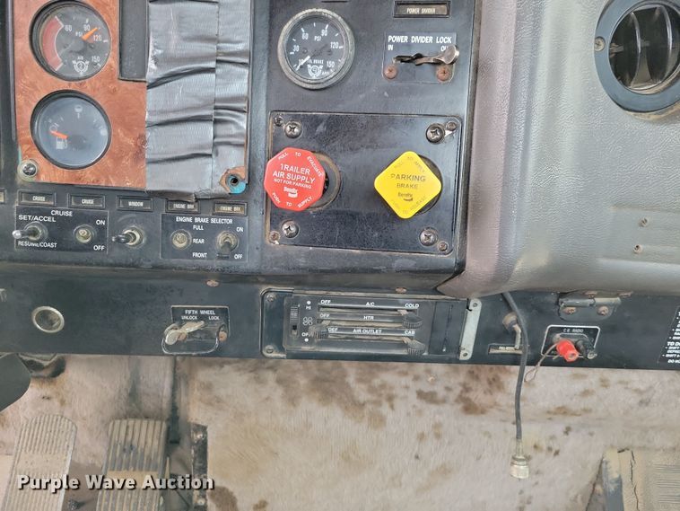 image for item OH9319 1993 International 9400 truck cab and chassis