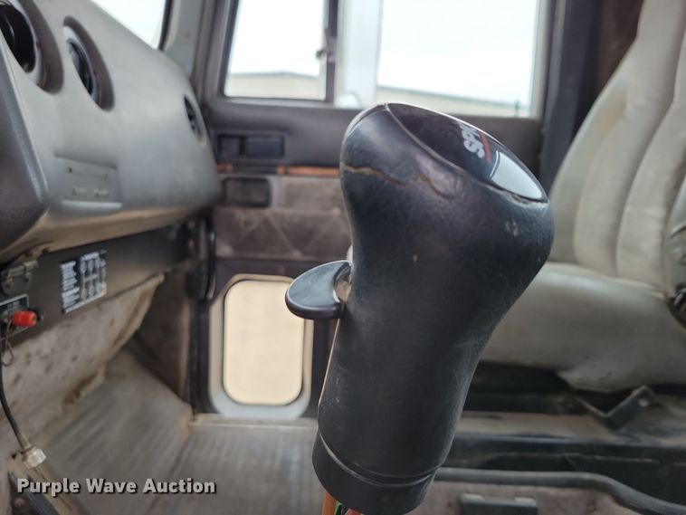 image for item OH9319 1993 International 9400 truck cab and chassis