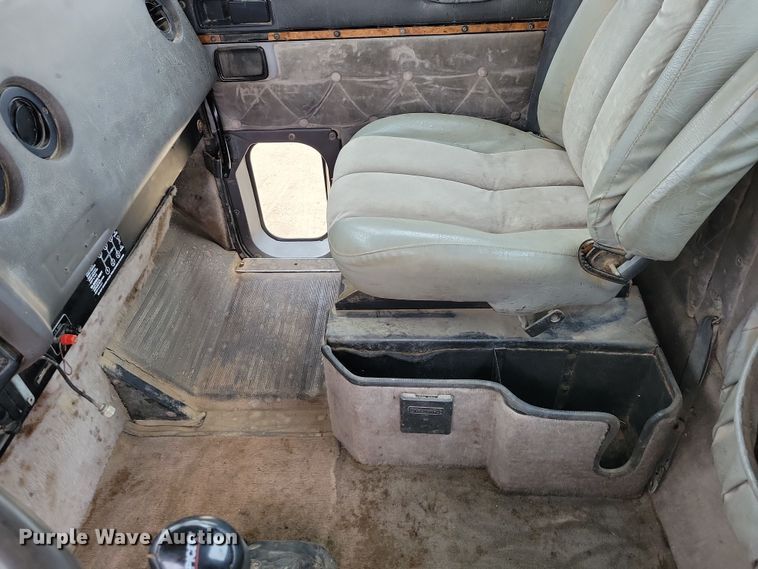 image for item OH9319 1993 International 9400 truck cab and chassis