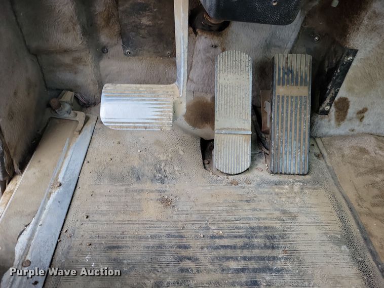 image for item OH9319 1993 International 9400 truck cab and chassis