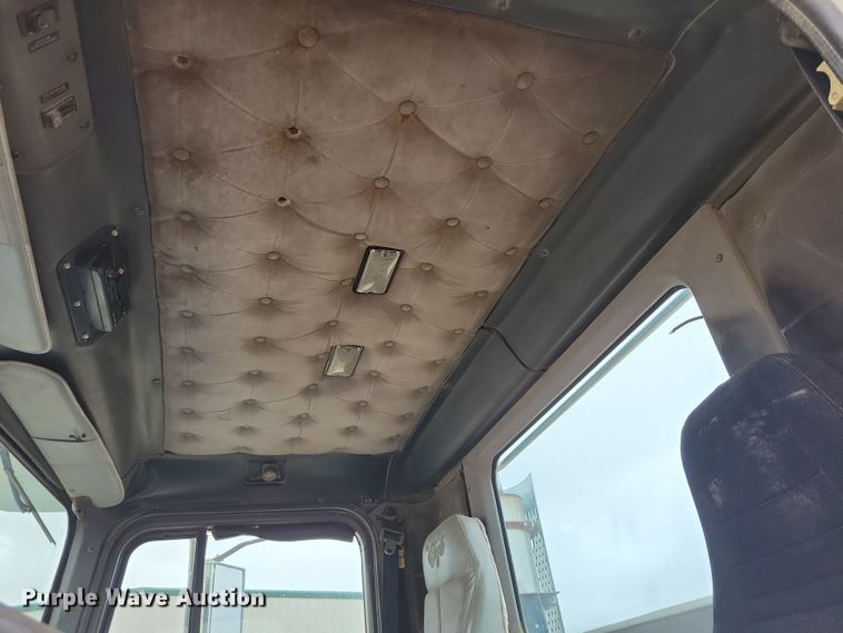 image for item OH9319 1993 International 9400 truck cab and chassis