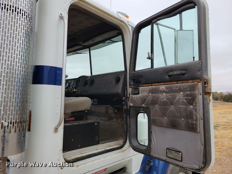 image for item OH9319 1993 International 9400 truck cab and chassis