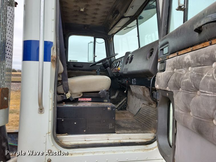 image for item OH9319 1993 International 9400 truck cab and chassis