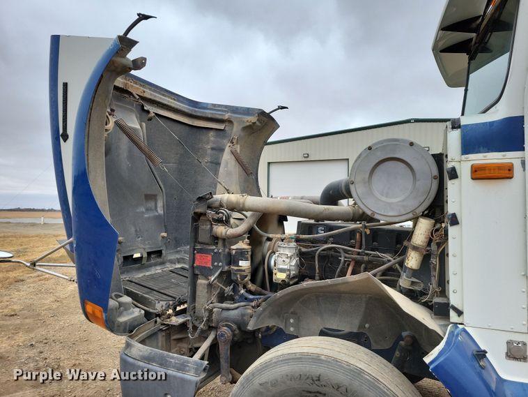 image for item OH9319 1993 International 9400 truck cab and chassis