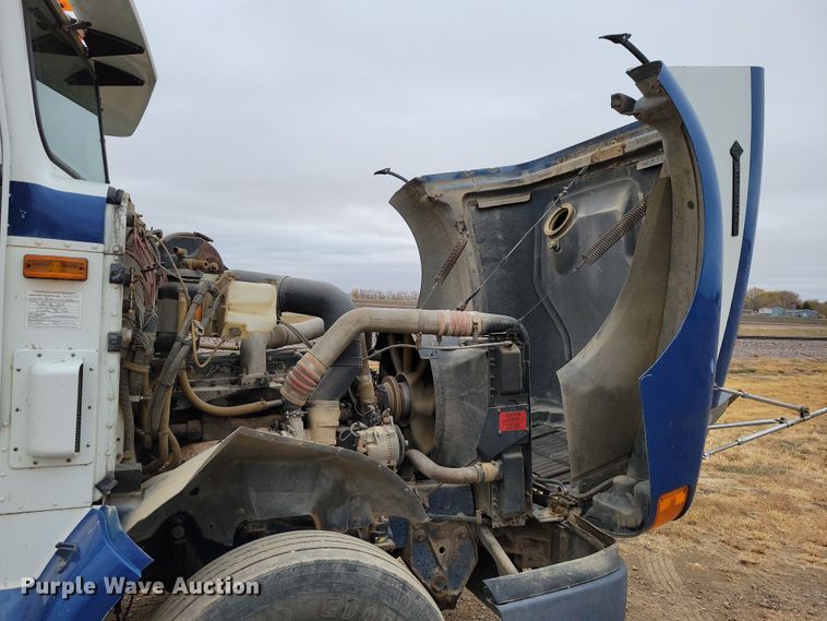 image for item OH9319 1993 International 9400 truck cab and chassis