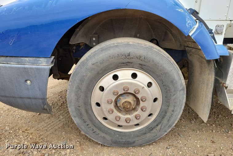 image for item OH9319 1993 International 9400 truck cab and chassis