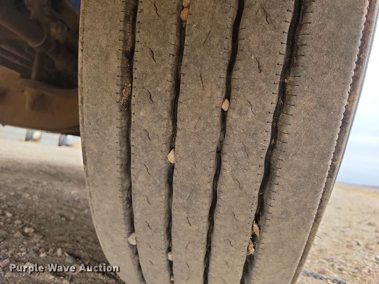 image for item OH9319 1993 International 9400 truck cab and chassis