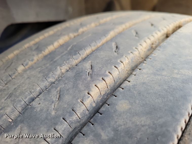 image for item OH9319 1993 International 9400 truck cab and chassis