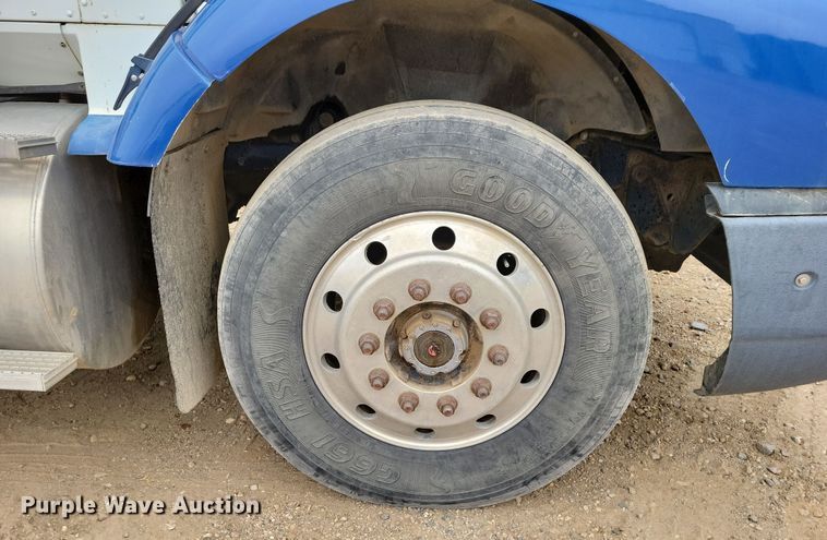 image for item OH9319 1993 International 9400 truck cab and chassis