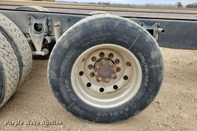 image for item OH9319 1993 International 9400 truck cab and chassis