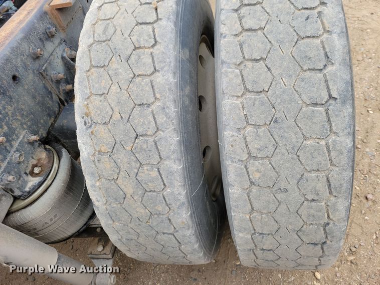 image for item OH9319 1993 International 9400 truck cab and chassis