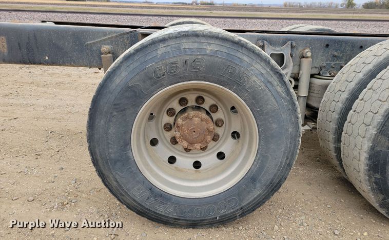 image for item OH9319 1993 International 9400 truck cab and chassis