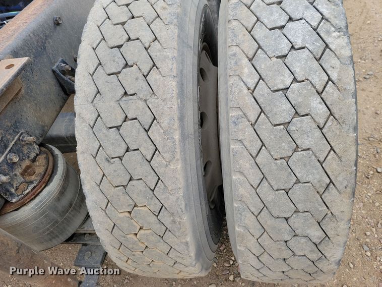 image for item OH9319 1993 International 9400 truck cab and chassis