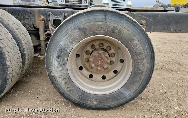 image for item OH9319 1993 International 9400 truck cab and chassis