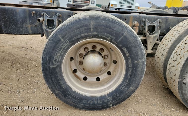 image for item OH9319 1993 International 9400 truck cab and chassis