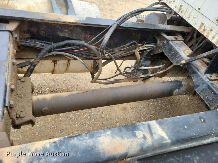 image for item OH9320 1994 Peterbilt 377 truck cab and chassis