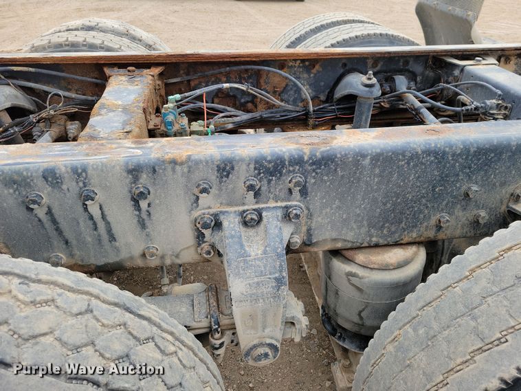 image for item OH9320 1994 Peterbilt 377 truck cab and chassis