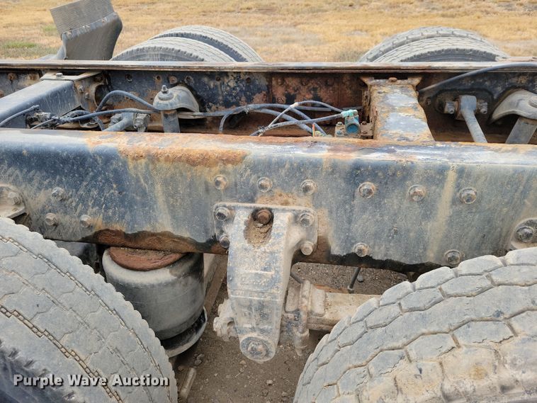 image for item OH9320 1994 Peterbilt 377 truck cab and chassis