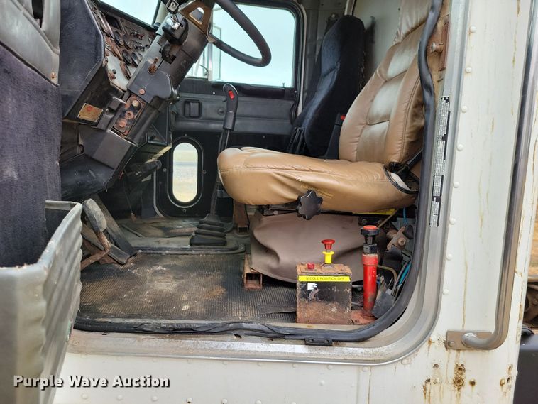 image for item OH9320 1994 Peterbilt 377 truck cab and chassis