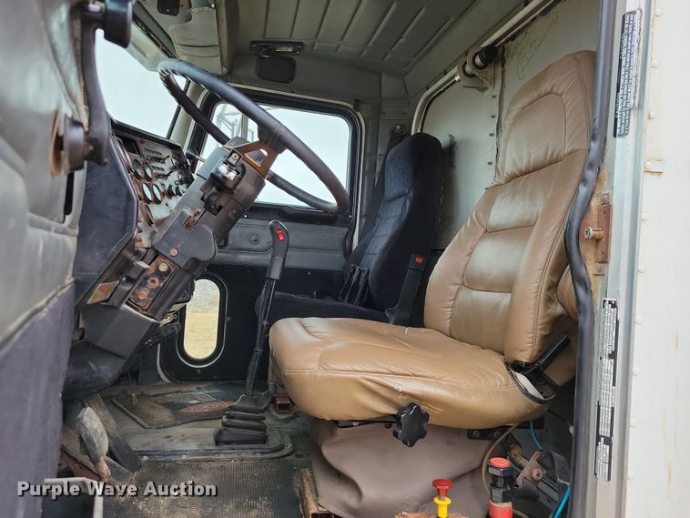 image for item OH9320 1994 Peterbilt 377 truck cab and chassis