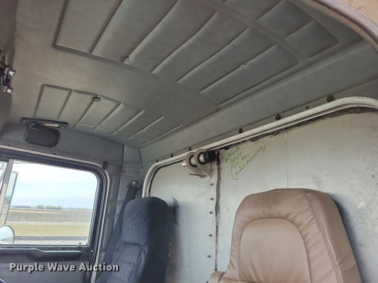 image for item OH9320 1994 Peterbilt 377 truck cab and chassis