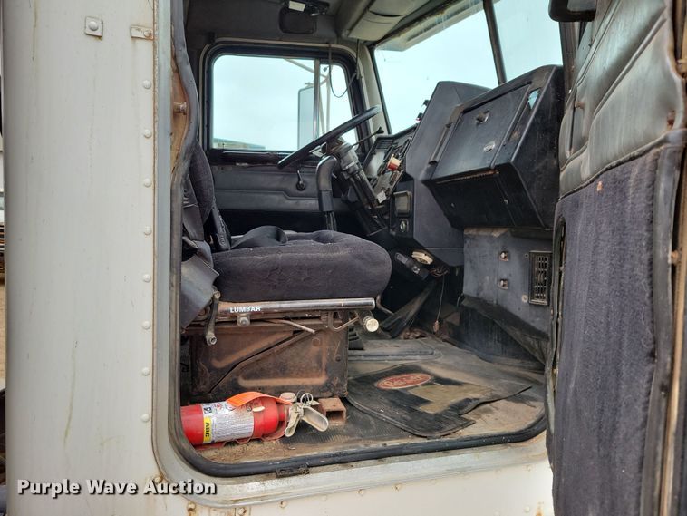 image for item OH9320 1994 Peterbilt 377 truck cab and chassis