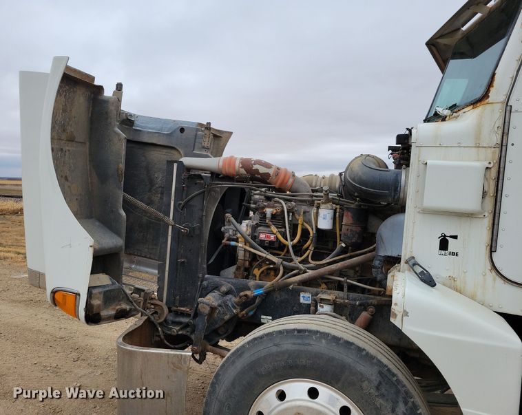 image for item OH9320 1994 Peterbilt 377 truck cab and chassis