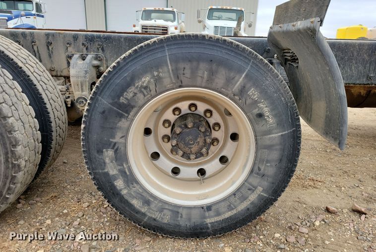 image for item OH9320 1994 Peterbilt 377 truck cab and chassis