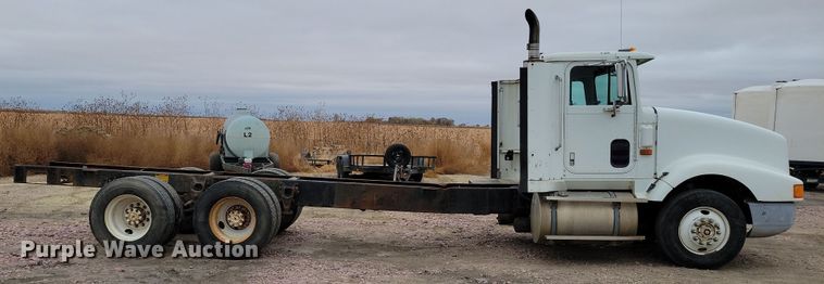 image for item OH9322 1991 International  9400 truck cab and chassis