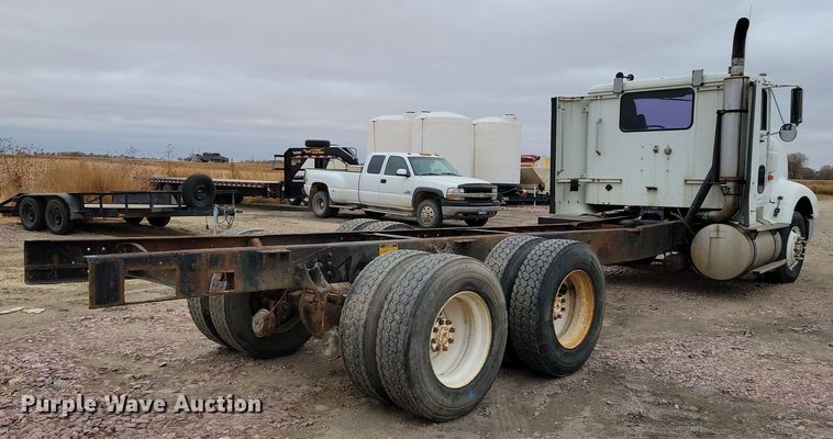 image for item OH9322 1991 International  9400 truck cab and chassis