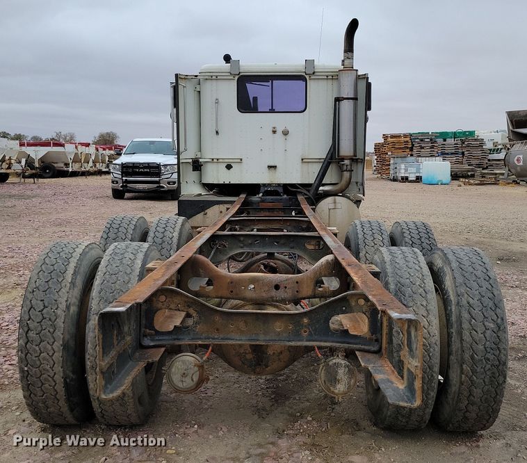 image for item OH9322 1991 International  9400 truck cab and chassis