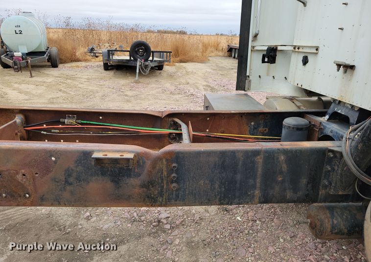 image for item OH9322 1991 International  9400 truck cab and chassis