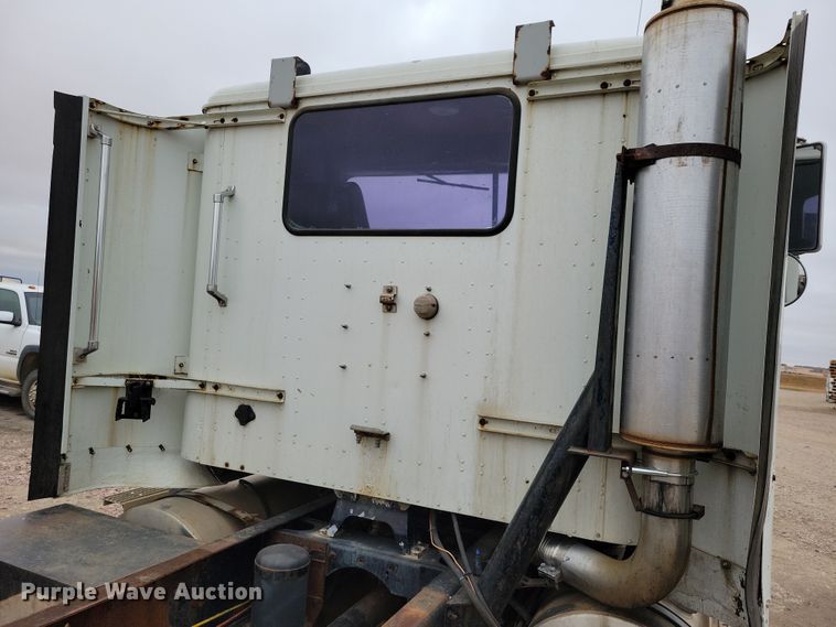 image for item OH9322 1991 International  9400 truck cab and chassis