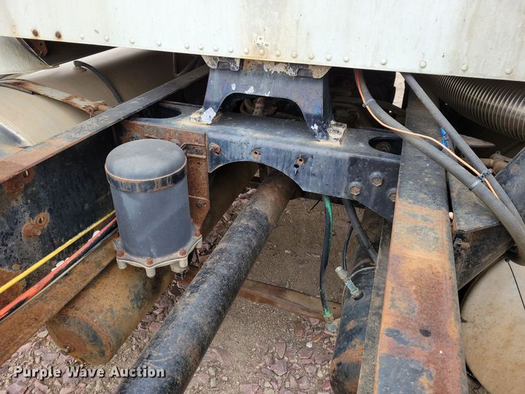 image for item OH9322 1991 International  9400 truck cab and chassis