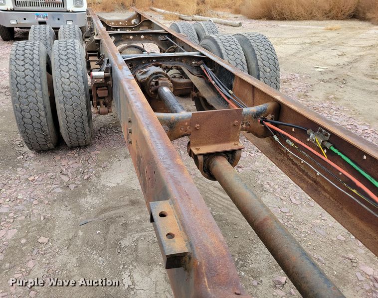 image for item OH9322 1991 International  9400 truck cab and chassis