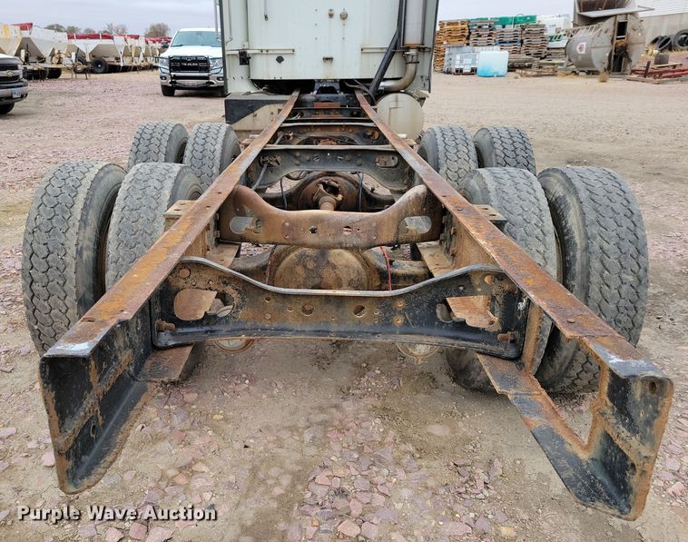 image for item OH9322 1991 International  9400 truck cab and chassis