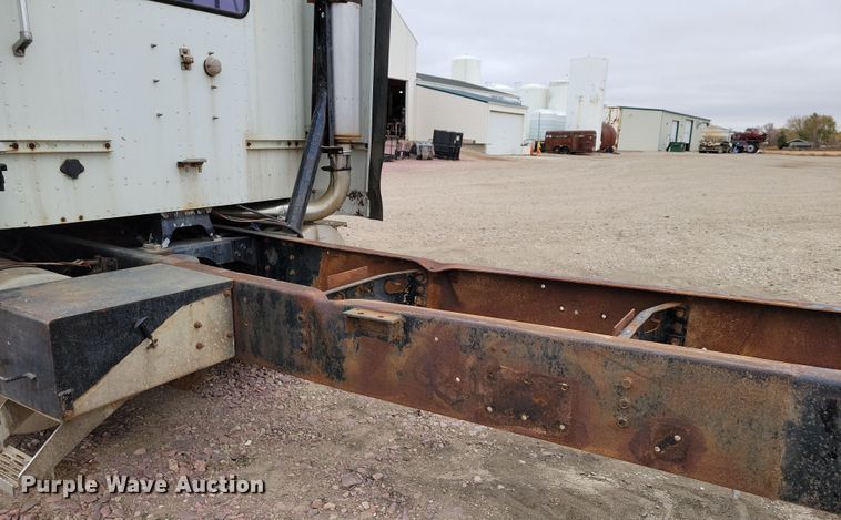 image for item OH9322 1991 International  9400 truck cab and chassis